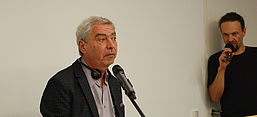 Im Zentrum des Fotos ist der Historiker Nikita Sokolov beim Vortrag zu sehen, rechts im Bild der Simultanübersetzer Andrej Steinke.