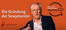 Screenshot des ersten Bildes des Videopodcasts mit dessen Titel "Die Gründung der Sowjetunion". Im Zentrum des Bildes ist der Historiker Prof. Dr. Jörg Baberowski zu sehen.
