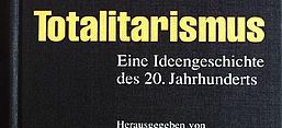 Buchcover von Alfons Söllner, Ralf Walkenhaus, Karin Wieland (Hrsg.): Totalitarismus. Eine Ideengeschichte des 20. Jahrhunderts, Berlin: Akademie Verlag 1997.