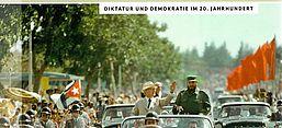 Auf dem Buchcover ist unter dem Titel im unteren Drittel des Buches ein historische Farbfoto abgebildet. Zu sehen ist Erich Honecker bei einem Staatsbesuch auf Kuba wie er aus einem Autokorso fröhlich in die Menge winkt.