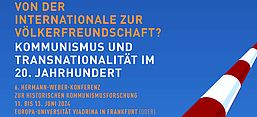 Das Bild ist ein Plakat für die 6. Hermann-Weber-Konferenz zur Historischen Kommunismusforschung, welche den Fokus auf "Kommunismus und Transnationalität im 20. Jahrhundert" legt und den Zeitraum vom 11. bis 13. Juni 2024 an der Europa-Universität Viadrina in Frankfurt (Oder) umspannt. Das Design ist geprägt von einem stark stilisierten Schlagbaum in Rot Weiß auf blauem Grund, der leicht nach rechts geneigt, fast senkrecht nach oben ausgerichtet ist, mit einem Hammer-und-Sichel-Symbol in Orange am Rumpf. Die Gestaltung des Plakats ist bewusst schlicht gehalten, um eine klare und direkte Kommunikation zu gewährleisten. Die Verwendung von kontrastreichen Farben – hauptsächlich Blau für den Hintergrund und Weiß sowie Rot für die Schrift und grafischen Elemente – trägt zur visuellen Klarheit bei. 