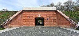 Haupteingang des Katyń-Museums, Urheber: Adrian Grycuk, Lizenz: CC BY-SA 3.0 PL