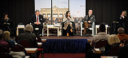 Auf dem Foto ist eine Diskussionsrunde auf der Geschichtsmesse zu sehen. Gäste v.l.n.r.: DAGMARA JAJEŚNIAK-QUAST, RAMŪNAS MISIULIS, RAYNA BREUER, MARKUS MECKEL, Moderation: TAMINA KUTSCHER