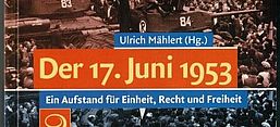 Das Bild zeigt das Frontcover des Sammelbandes. In der Mitte wird der Herausgeber, der Buchtitel und der Verlag genannt. Über die ganze Fläche zieht sich ein Foto, auf dem eine Menschenmenge zu sehen ist, die zwei sowjetische Panzer umringen. Auf einem Panzer steht ein Offizier, der offenbar mit den Menschen diskutiert