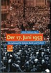 Das Bild zeigt das Frontcover des Sammelbandes. In der Mitte wird der Herausgeber, der Buchtitel und der Verlag genannt. Über die ganze Fläche zieht sich ein Foto, auf dem eine Menschenmenge zu sehen ist, die zwei sowjetische Panzer umringen. Auf einem Panzer steht ein Offizier, der offenbar mit den Menschen diskutiert