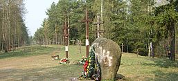 Gedenkstein und Gedenkkreuze, Foto: Bundesstiftung Aufarbeitung