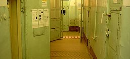 Zellentrakt der Untersuchungshaftanstalt der sowjetischen Militärspionageabwehr in der Leistikowstraße 1, Urheber: kilima8, Lizenz: CC-BY-SA 3.0.