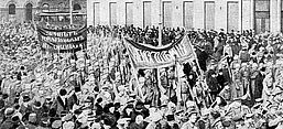 Russische Soldaten demonstrieren im Februar 1917 in Petrograd. Urheber unbekannt, gemeinfrei, Wikimedia Commons