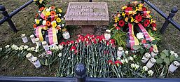 Gedenkstein mit Kränzen für die die Opfer politischer Repression in der Sowjetunion sowie der SBZ und der DDR.