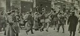 Jubelnde Soldaten am 8. November 1918 in München nach der Ausrufung der bayerischen Republik. Gemeinfrei, Wikimedia Commons
