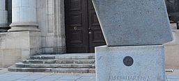 Denkmal „Schwerter zu Pflugscharen“ vor der Kreuzkirche, Urheber: Ulrike Lehmann, Lizenz: CC-BY-SA 3.0 DE