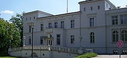 Das Zentrum für Militärgeschichte und Sozialwissenschaften der Bundeswehr hat seinen Hauptsitz in der Villa Ingenheim in Potsdam, Urheber: karstenknuth, gemeinfrei, Wikimedia Commons