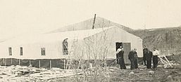 Deportee barrack in the Kolyma region, 1957. Kaunas 9th Fort Museum, Lizenz: CC BY 4.0, Wikimedia Commons