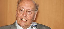 Portrait des Mannheimer Historikers Prof. Dr. Dr. h.c. Hermann Weber, der ein Mikrofon in der Hand hält