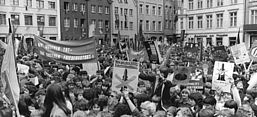 Friedensdemonstration in Schwerin 1982. Bundesarchiv, Bild 183-1982-0529-012 / Pätzold, Ralf / CC-BY-SA 3.0
