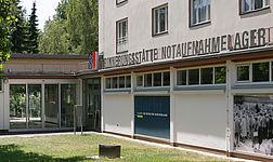 Eingang der Erinnerungsstätte Notaufnahmelager Marienfelde, Copyright ENM, Foto: Andreas Tauber