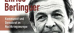 Auf dem Buchcover ist ein schwarz-weiß Foto Enrico Berlingers abgebildet. Der Mann schaut nachdenklich an der Kamera vorbei und hat sein Kinn auf seine Hand gestützt.