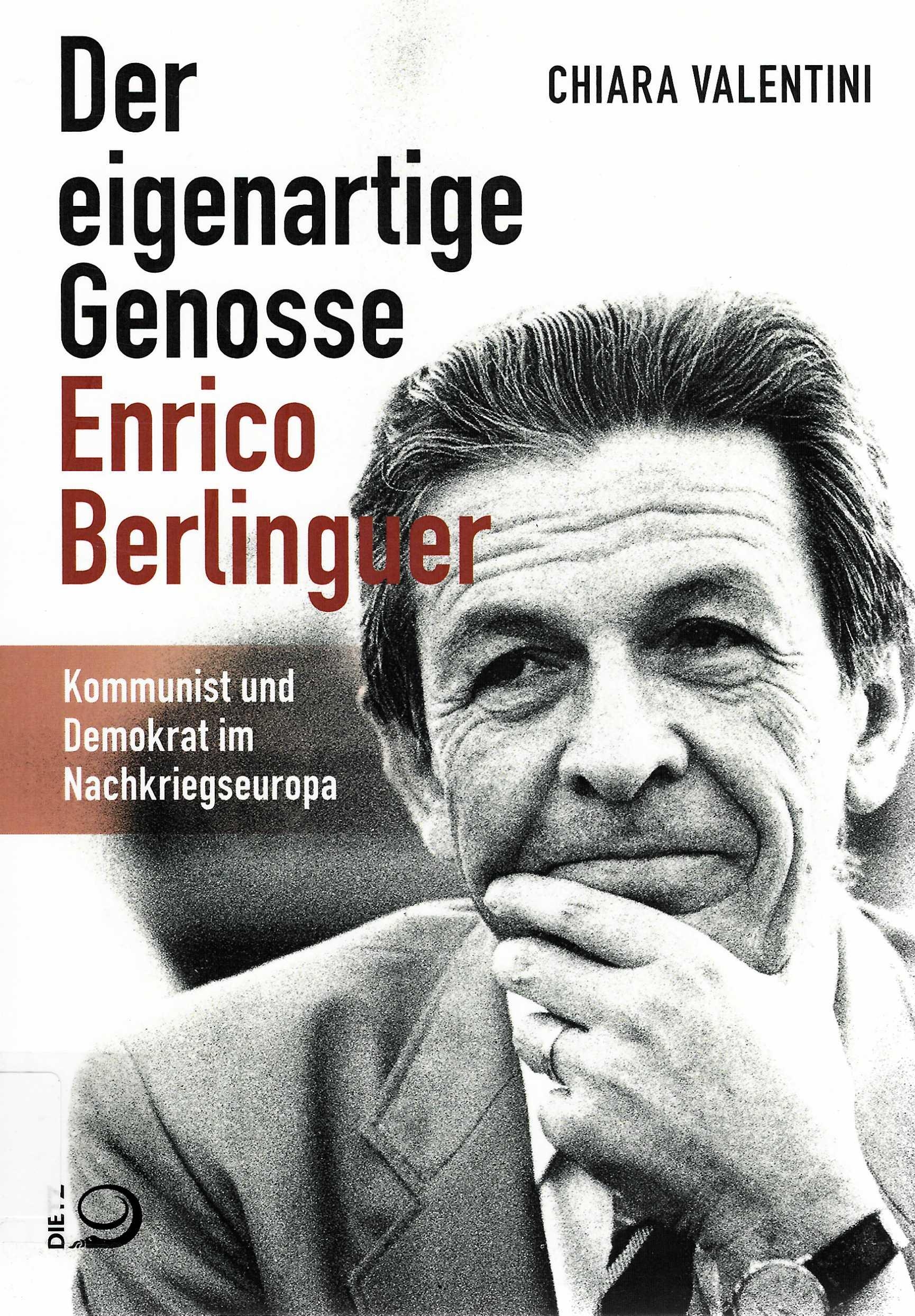 Auf dem Buchcover ist ein schwarz-weiß Foto Enrico Berlingers abgebildet. Der Mann schaut nachdenklich an der Kamera vorbei und hat sein Kinn auf seine Hand gestützt.