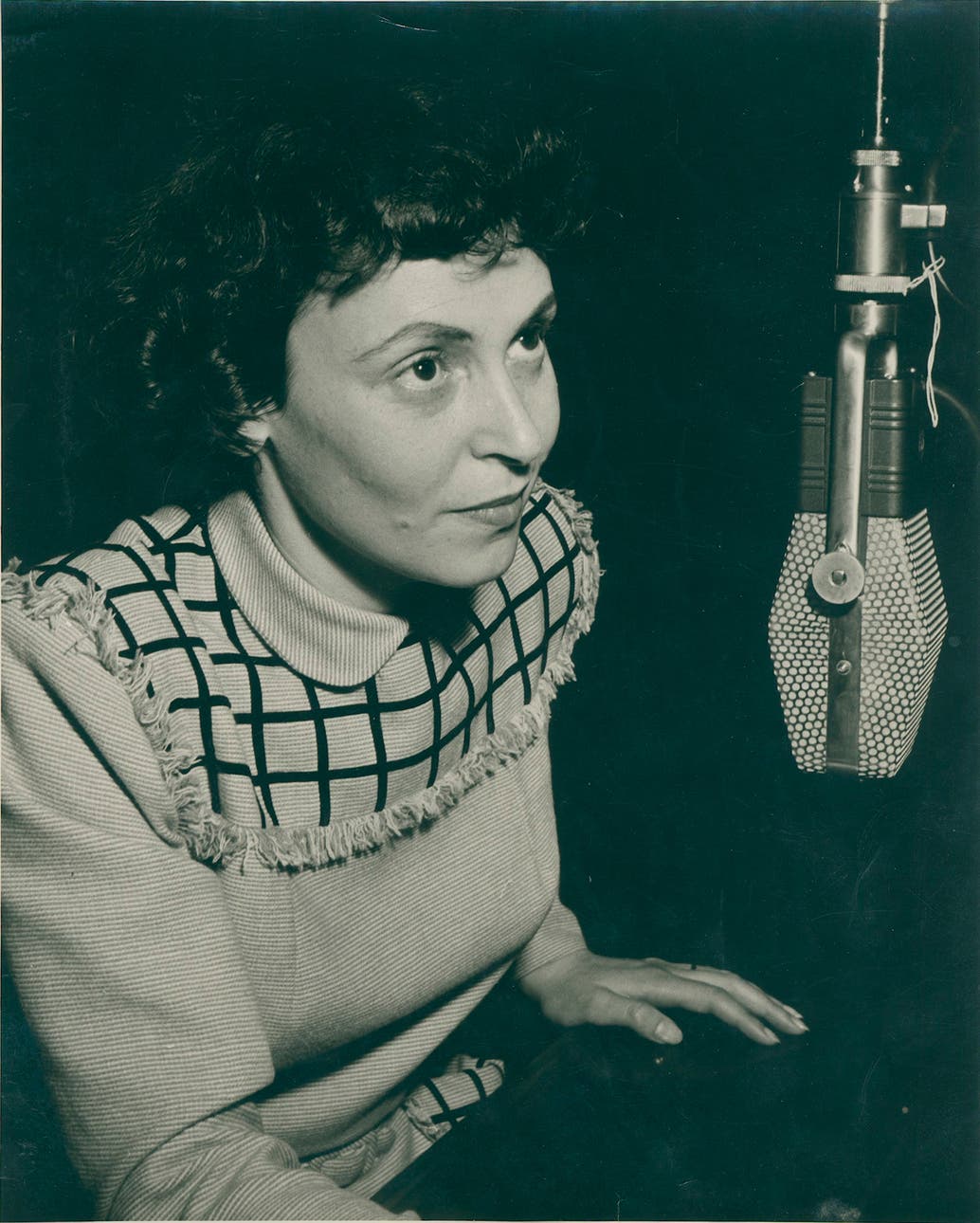 Elinor Lipper bei einem Radio-Interview im Jahre 1951 (Foto: Privatbesitz)
