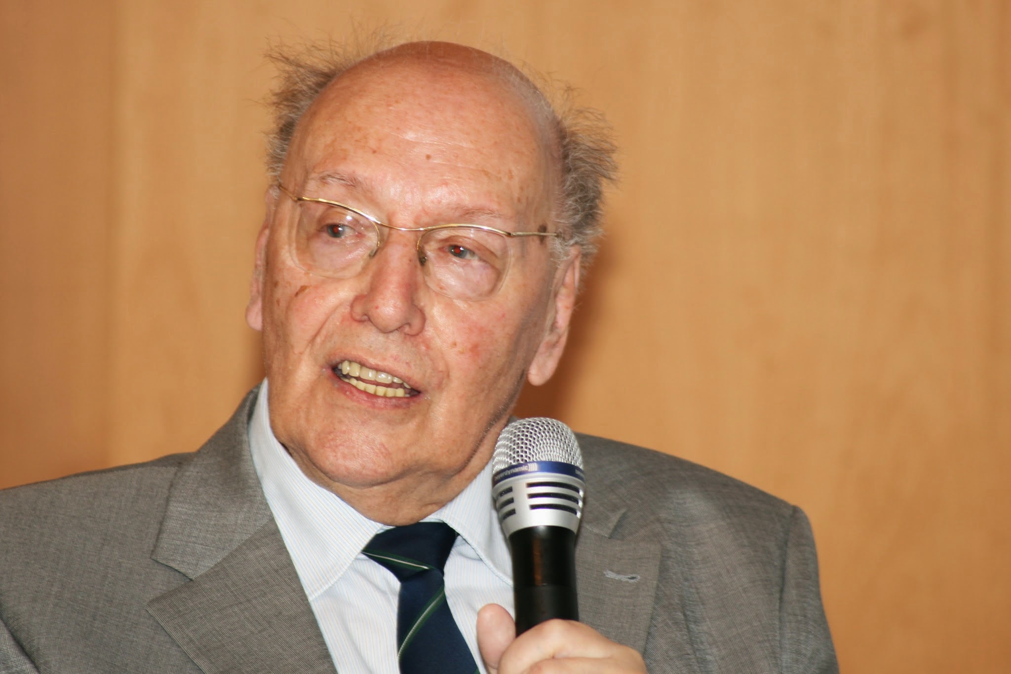 Portrait des Mannheimer Historikers Prof. Dr. Dr. h.c. Hermann Weber, der ein Mikrofon in der Hand hält