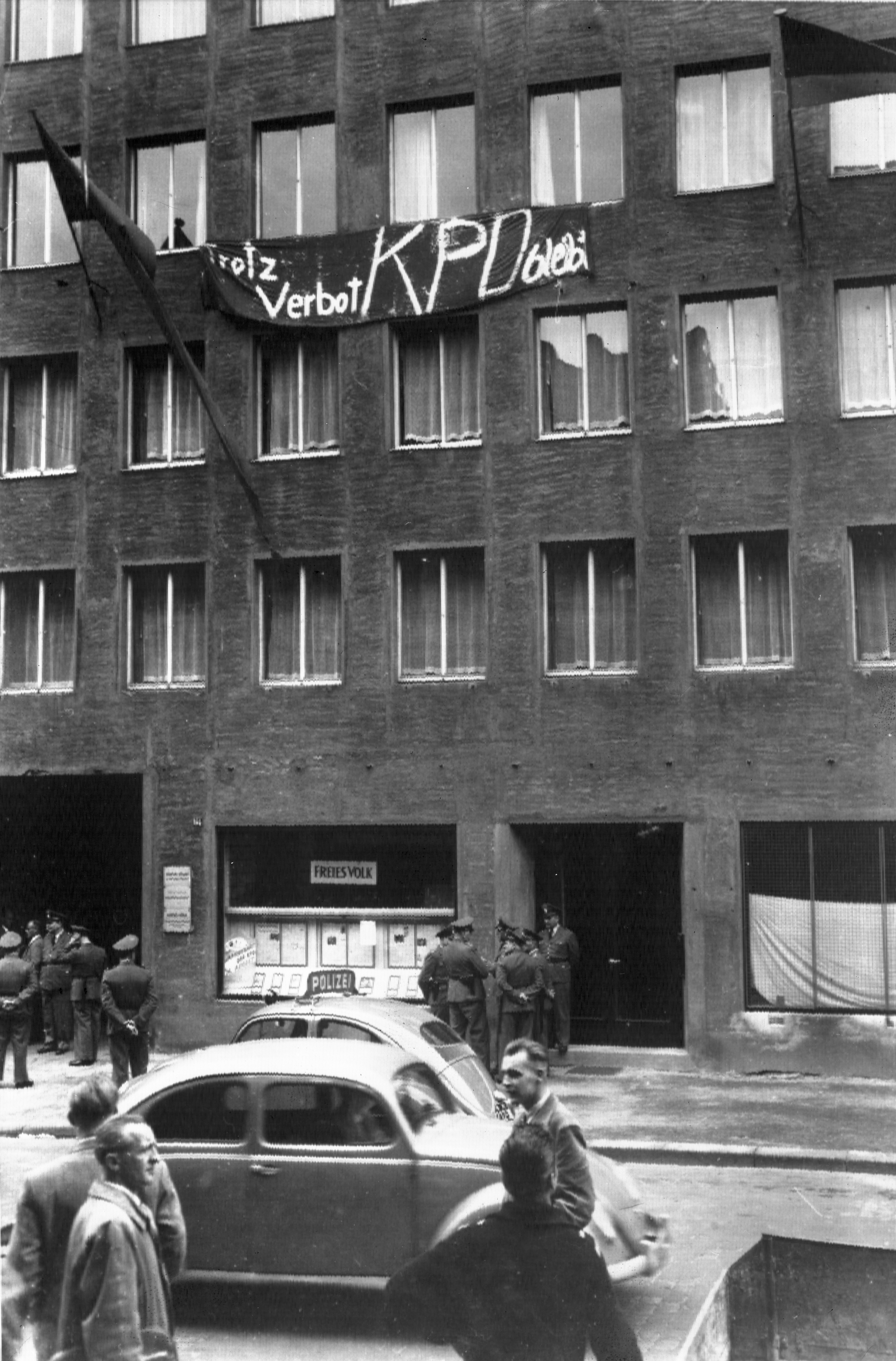 Das Haus der Bundesleitung der KPD am Morgen des 17.08.1956 in Düsseldorf, picture-alliance/ dpa