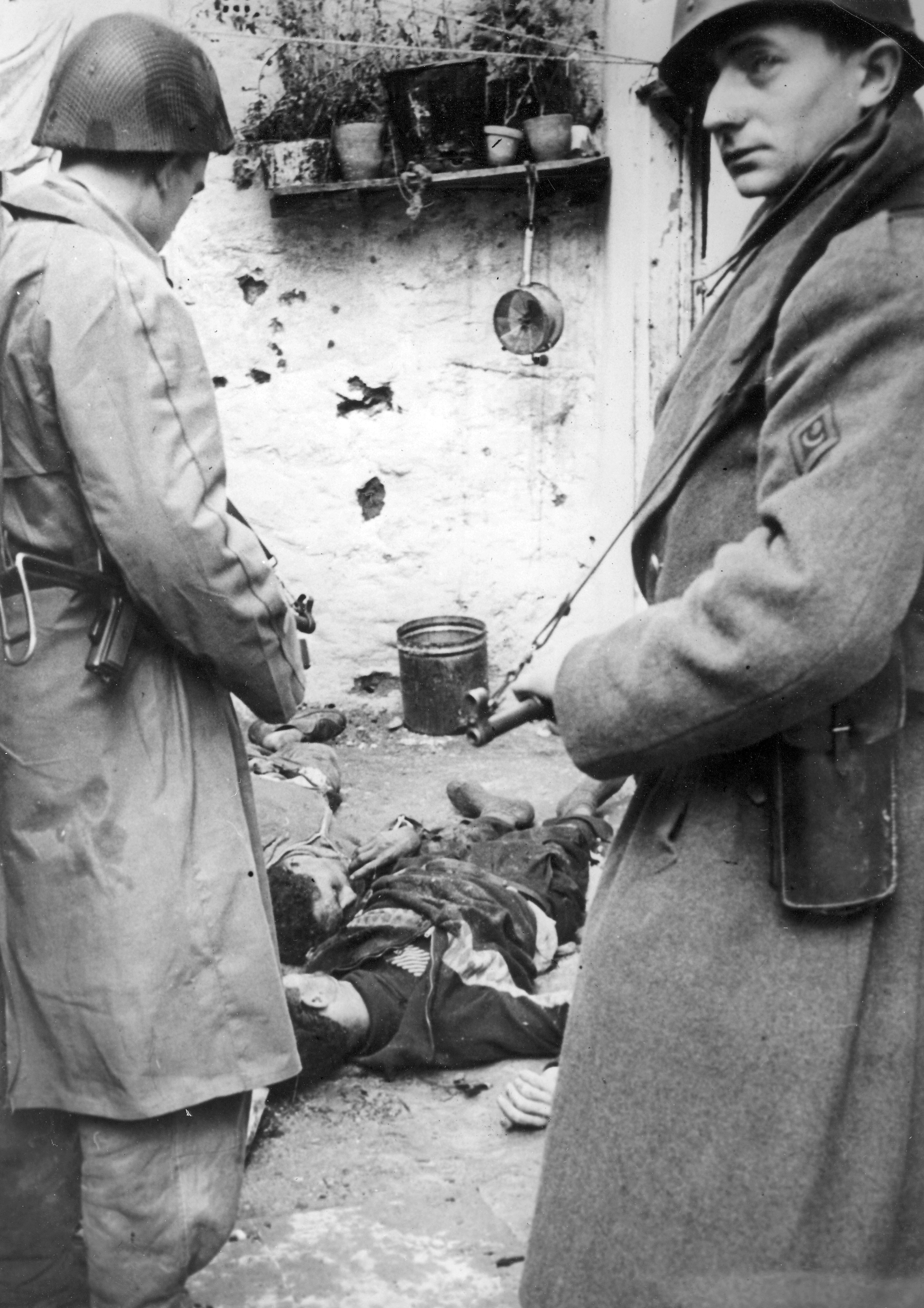 Zwei algerische Soldaten neben den Leichen von zwei getöteten Terroristen, Algier 1956, picture-alliance/ dpa