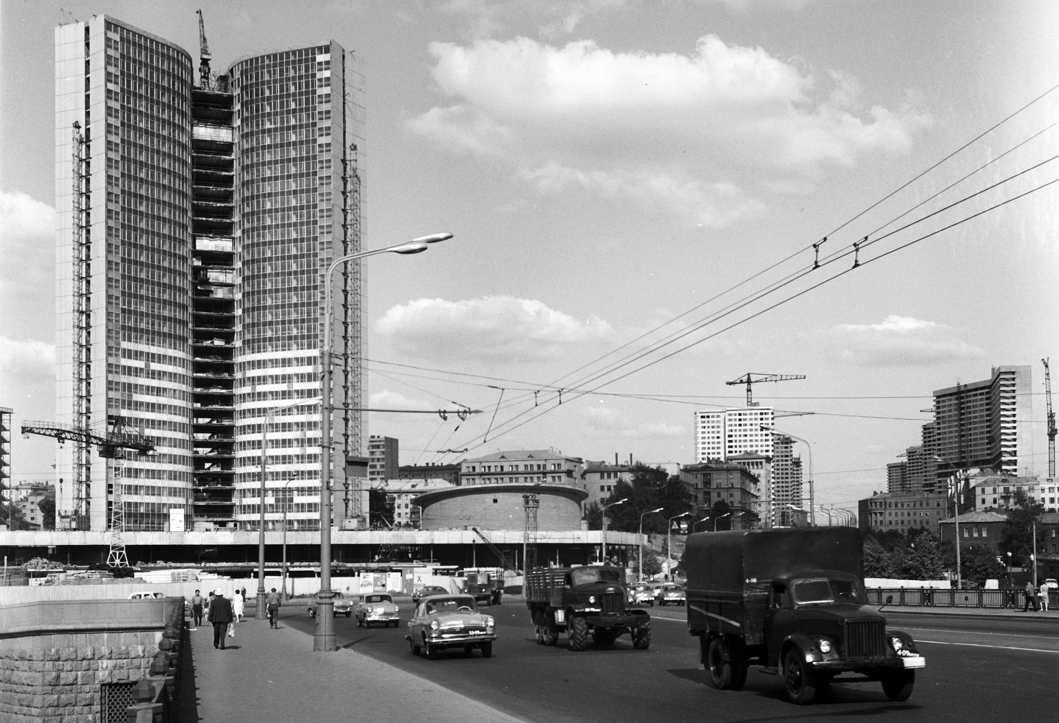 Blick am 09.07.1967 auf die Baustelle des RGW-Gebäudes (l) in Moskau, picture-alliance/ ZB
