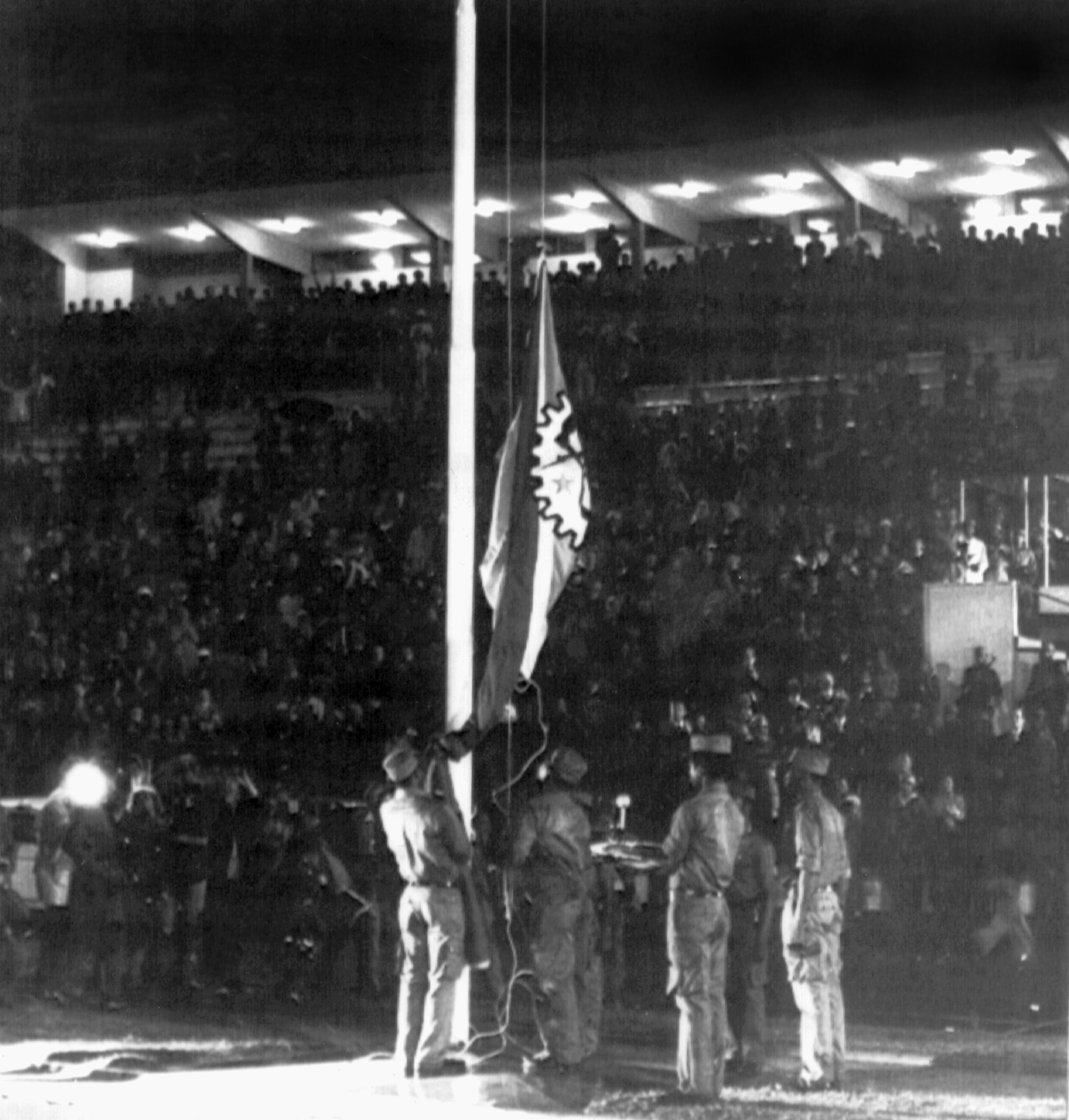 Soldaten der Befreiungsbewegung Frelimo hissen um Mitternacht zum 25. Juni 1975 in der Hauptstadt Lourenco Marques (heute: Maputo) die neue Landesflagge, picture-alliance / dpa