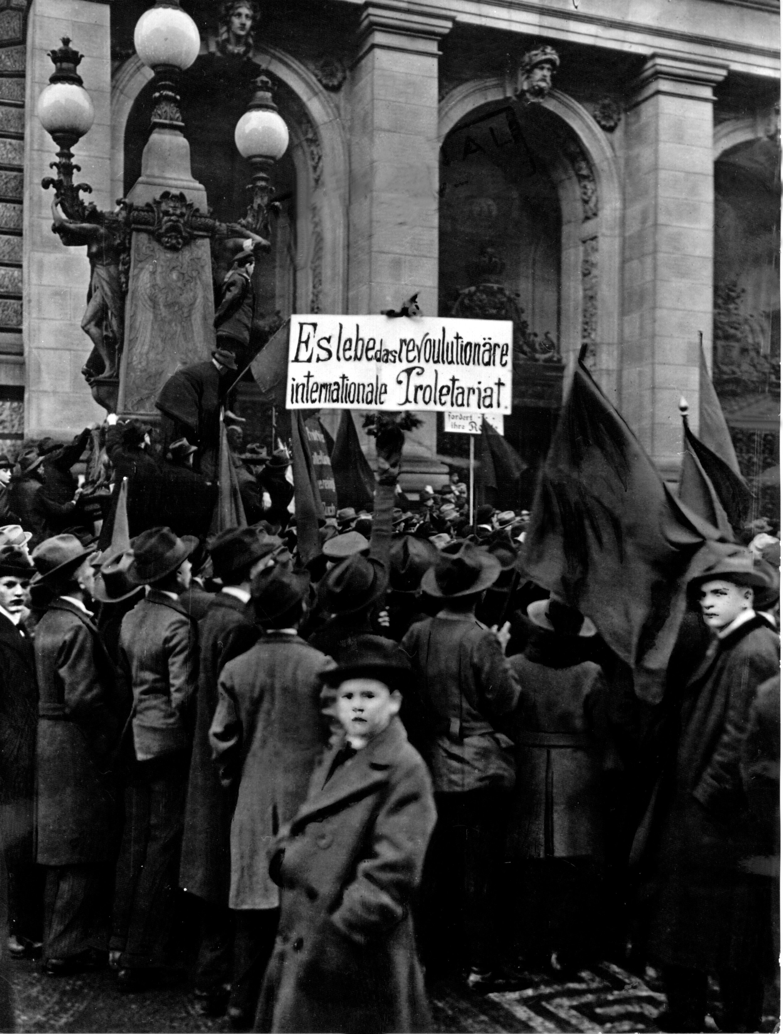 Demonstranten vor Abgeordnetenhaus in Berlin, November 1918, picture-alliance / dpa