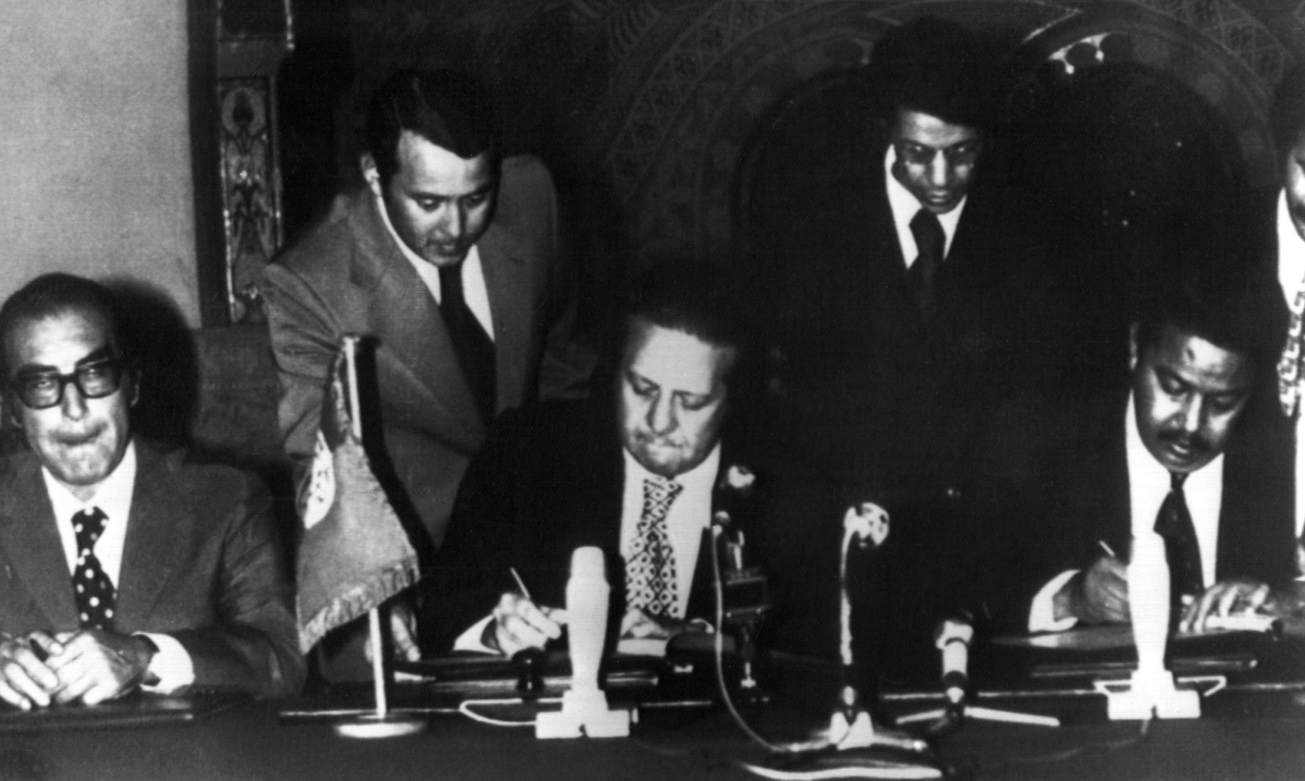 Der portugiesische Außenminister Mario Soares (m) und der Delegationschef der PAIGO, Pedro Pires (r) unterzeichnen Dokumente die Einzelheiten der Unabhängigkeit regeln, Algier, 26. August 1974, picture-alliance / dpa