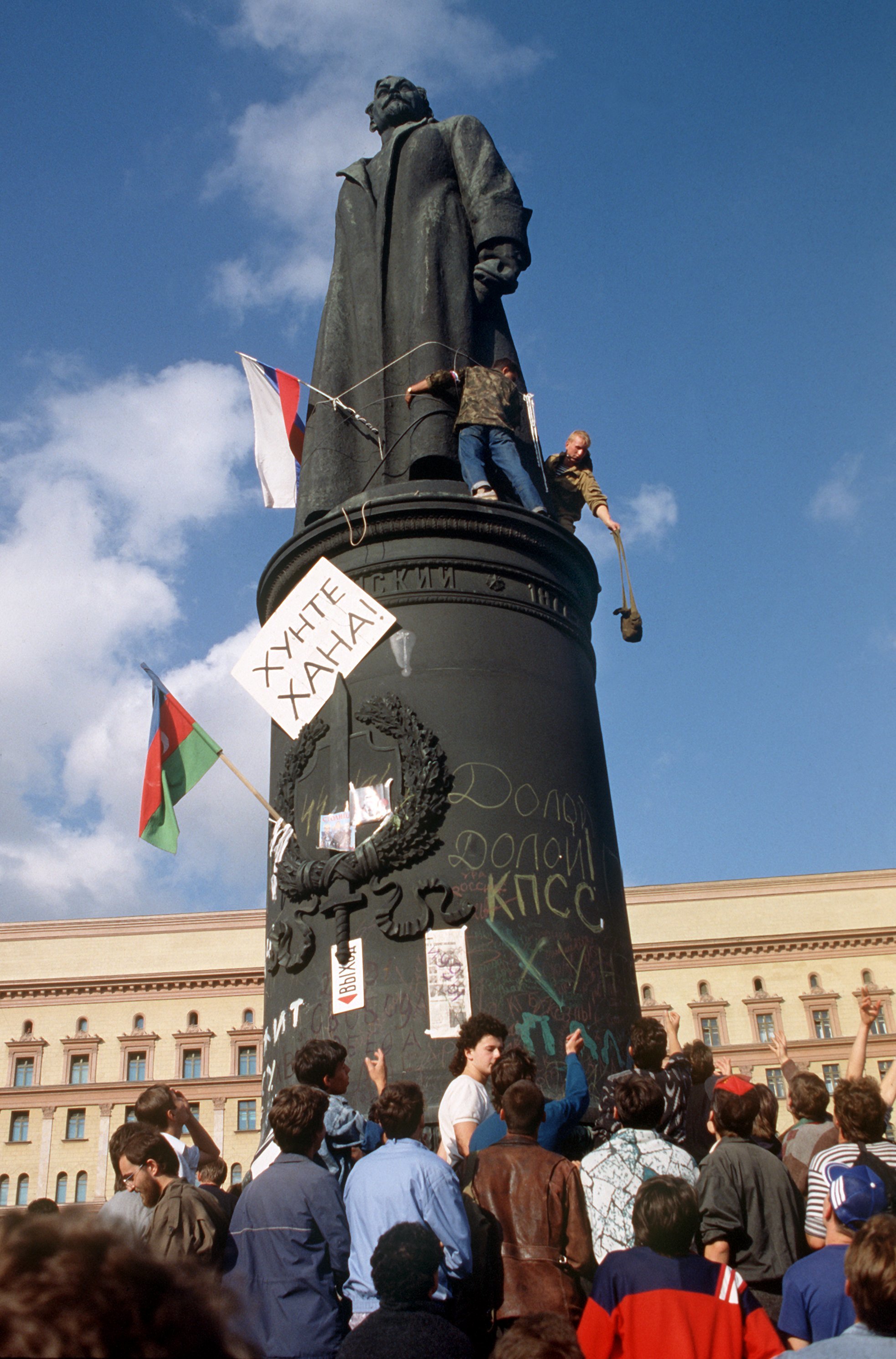 Demonstranten am Dserschinskidenkmal in Moskau am 22. August 1991, picture-alliance / dpa