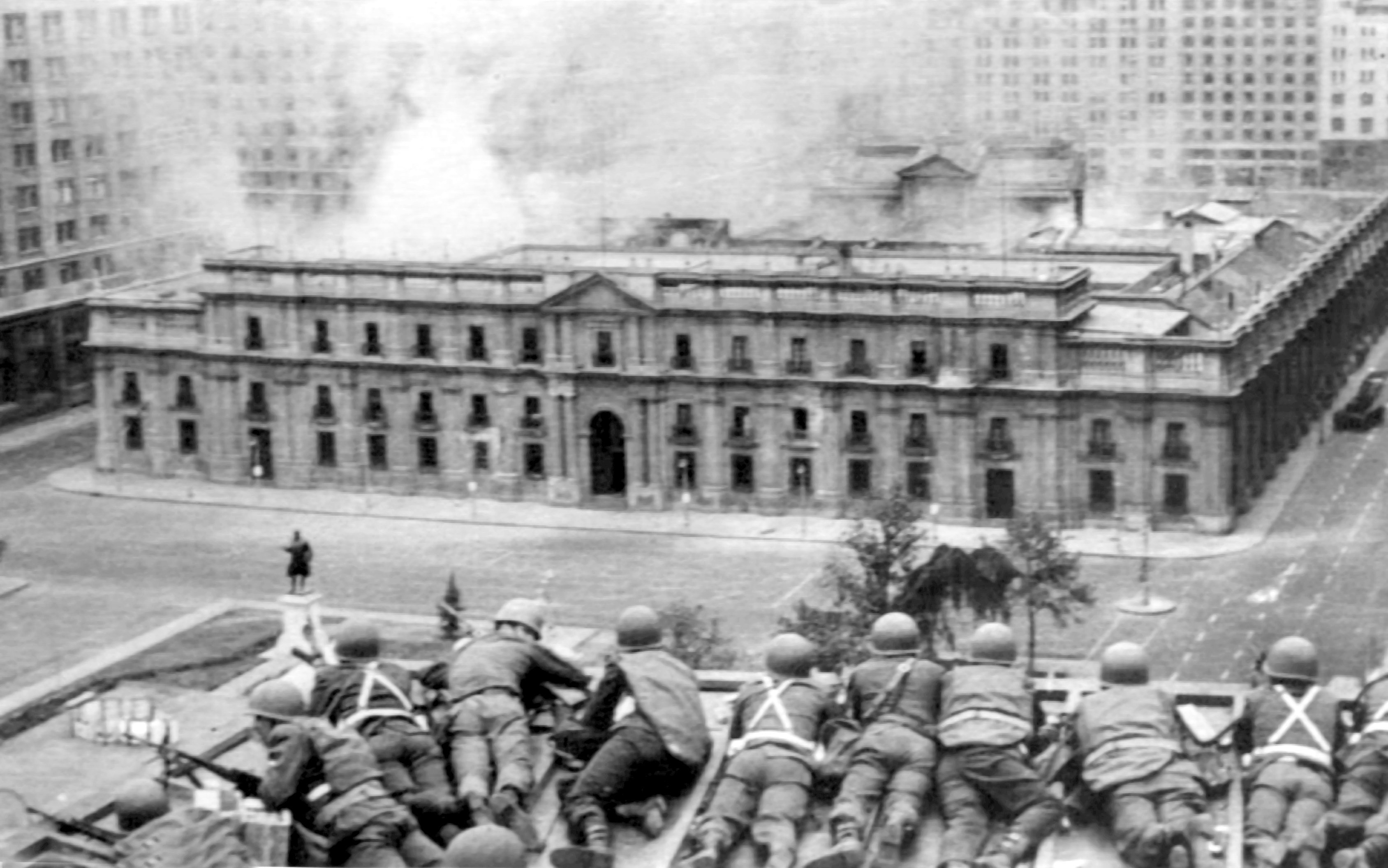 putschenden Militärs feuern vom Dach eines gegenüberstehenden Gebäudes auf den Präsidentenpalast, Santiago de Chile, 11. September 1973, picture-alliance / dpa