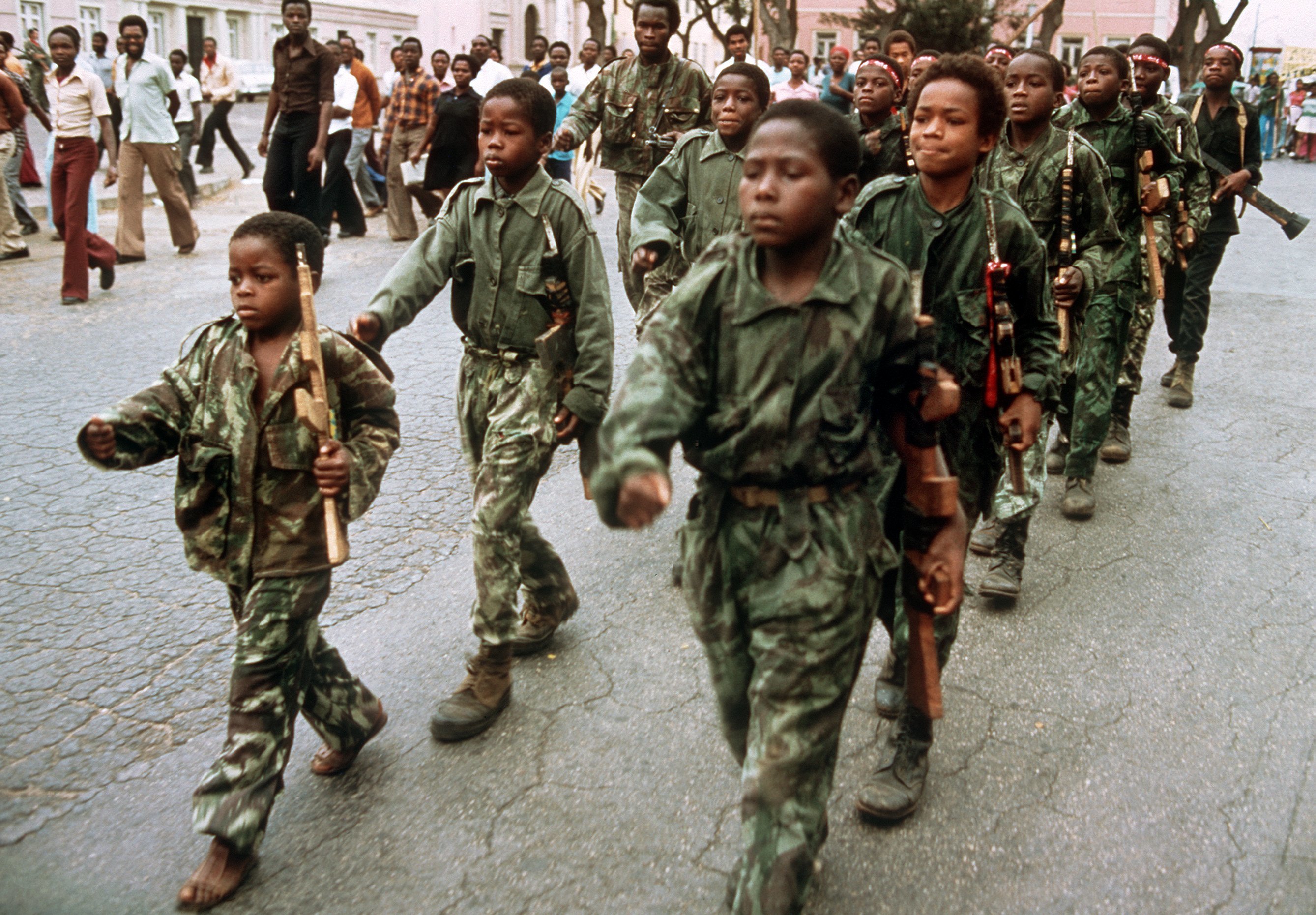 Junge Rekruten nehmen am 25. August 1975 in Luanda an einer Kundgebung der MPLA teil, picture-alliance / dpa