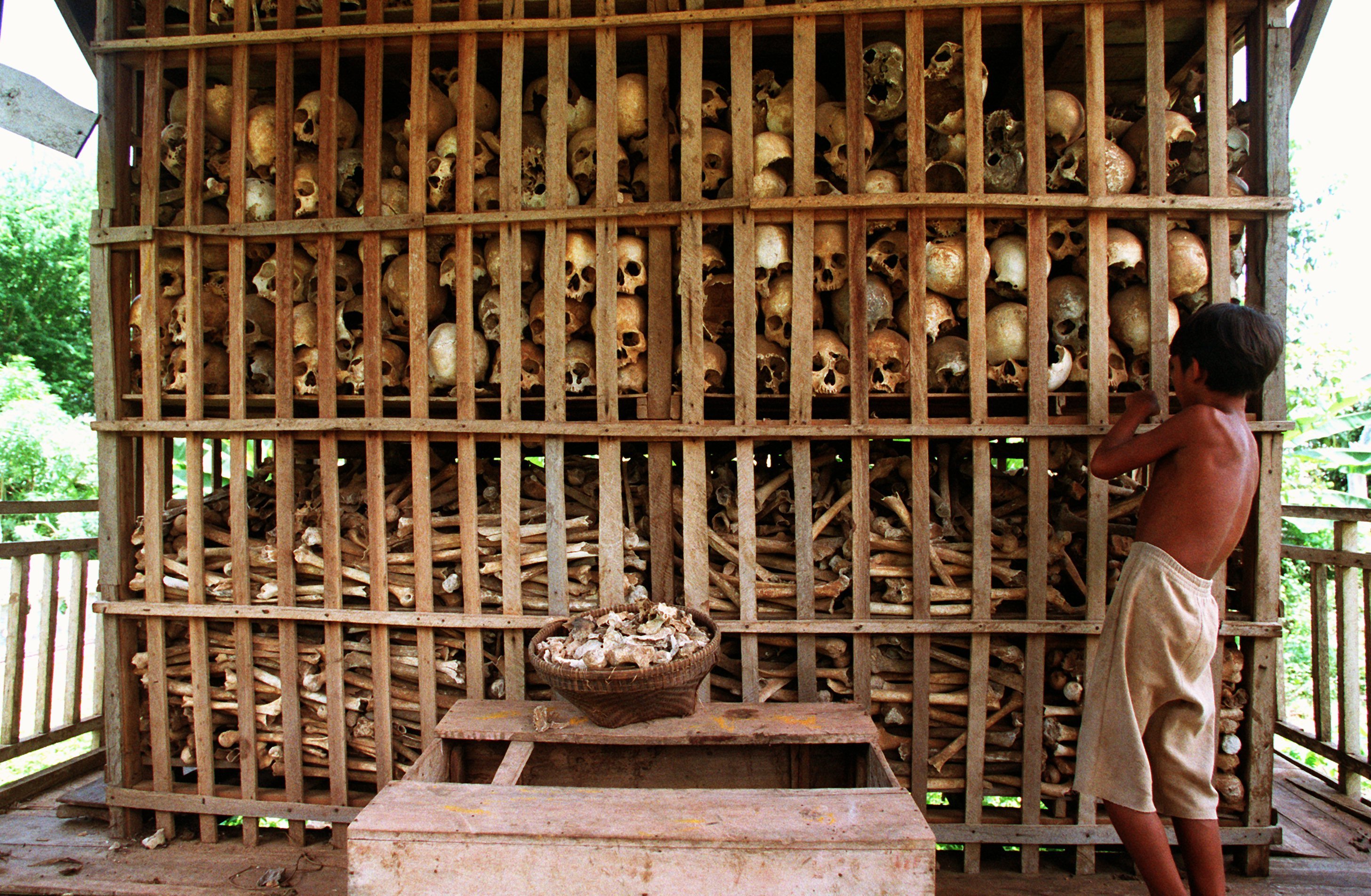 Knochen, die nicht weit von der thailändischen Grenze auf ehem. Schlachtfeldern gefunden wurden, dienen als Mahnmal im Nordwesten Kambodschas, Foto undat., picture-alliance / dpa
