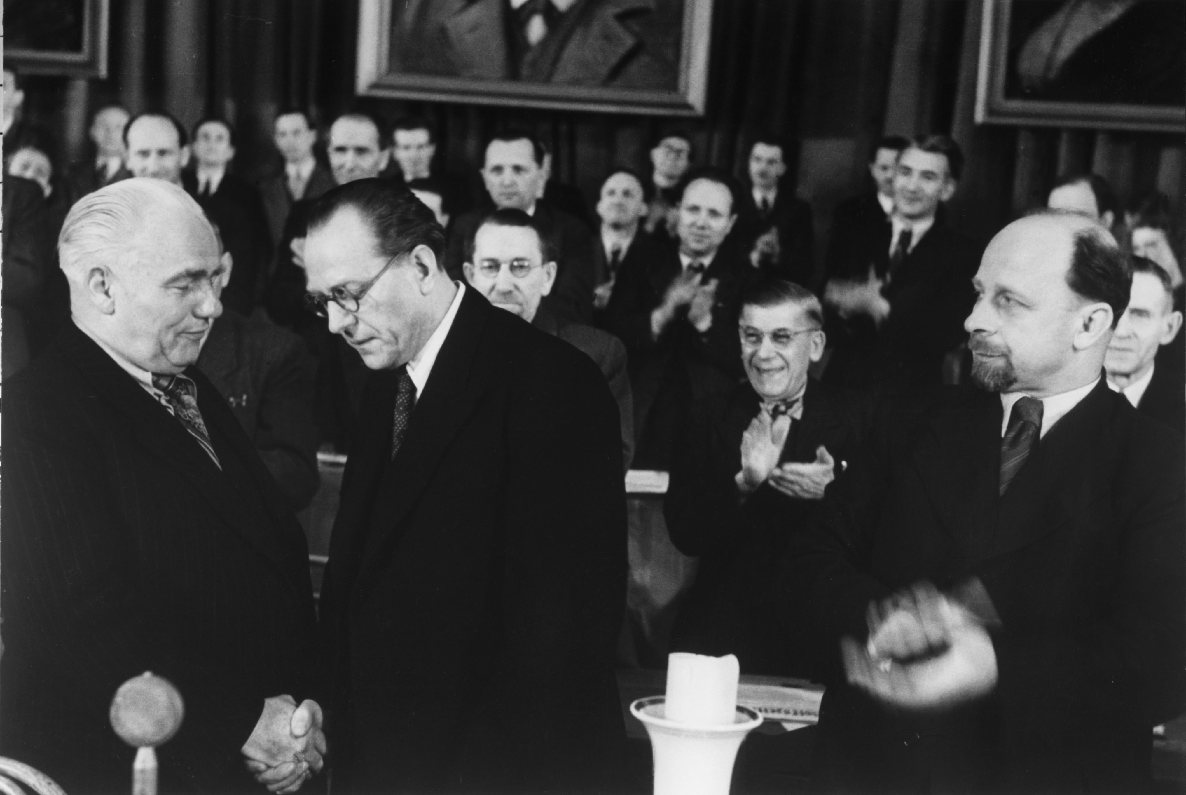 Wilhelm Pieck, Otto Grotewohl, Walter Ulbricht, Admiralspalast Berlin, 22. April 1946, picture alliance / akg-images