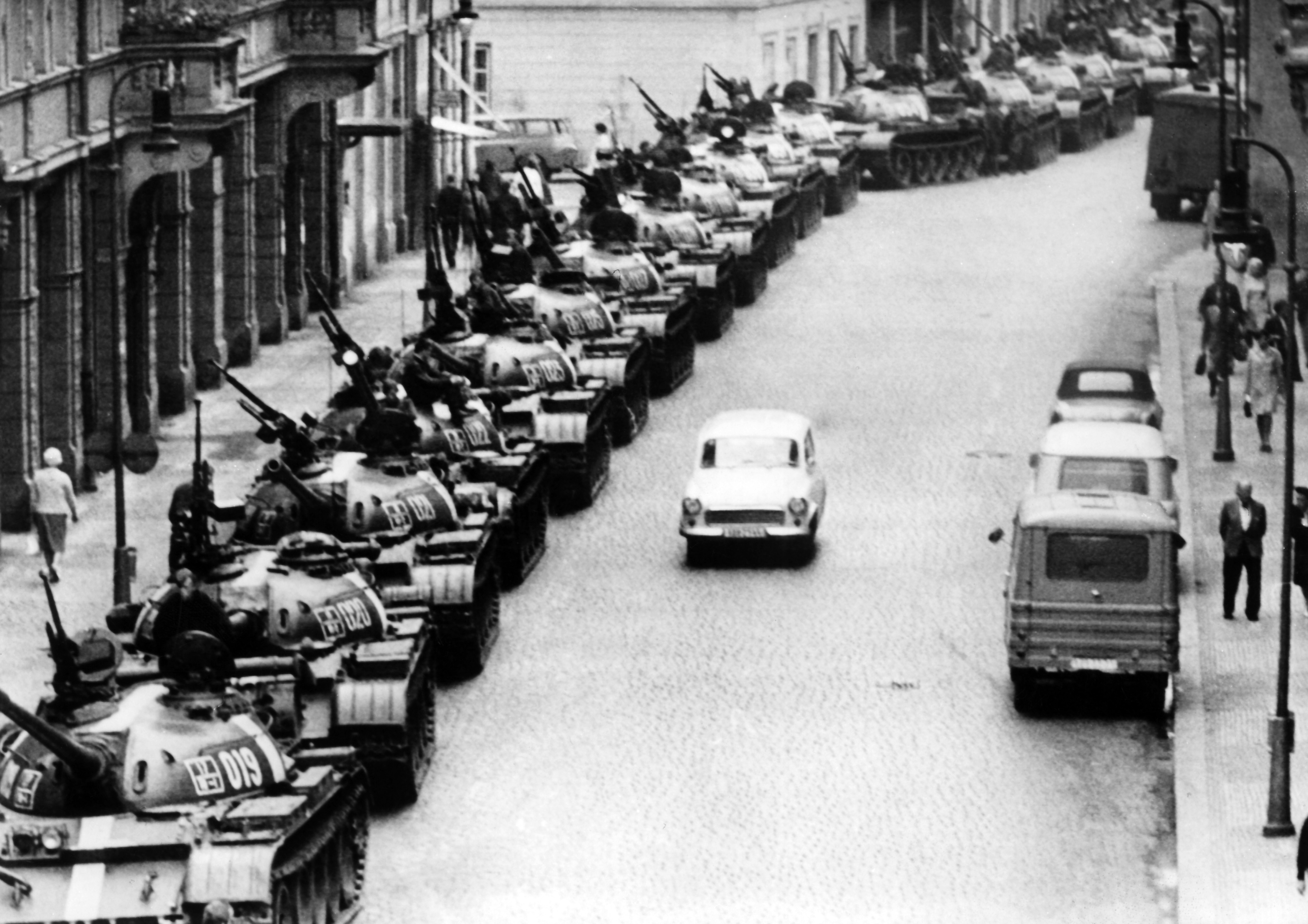 sowjetische Panzer in den Straßen des Altstädter Rings in Prag, 28. August 1968, picture alliance / UPI