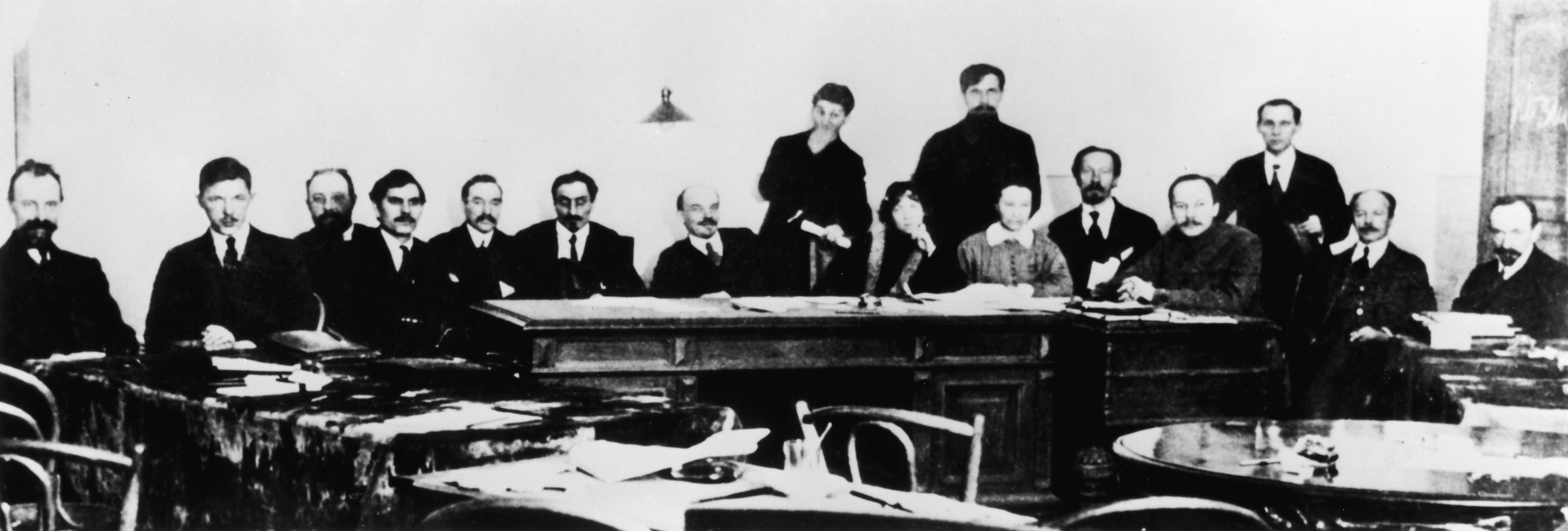 Bildung des "Rats der Volkskommissare" am 8. November, picture-alliance / akg-images