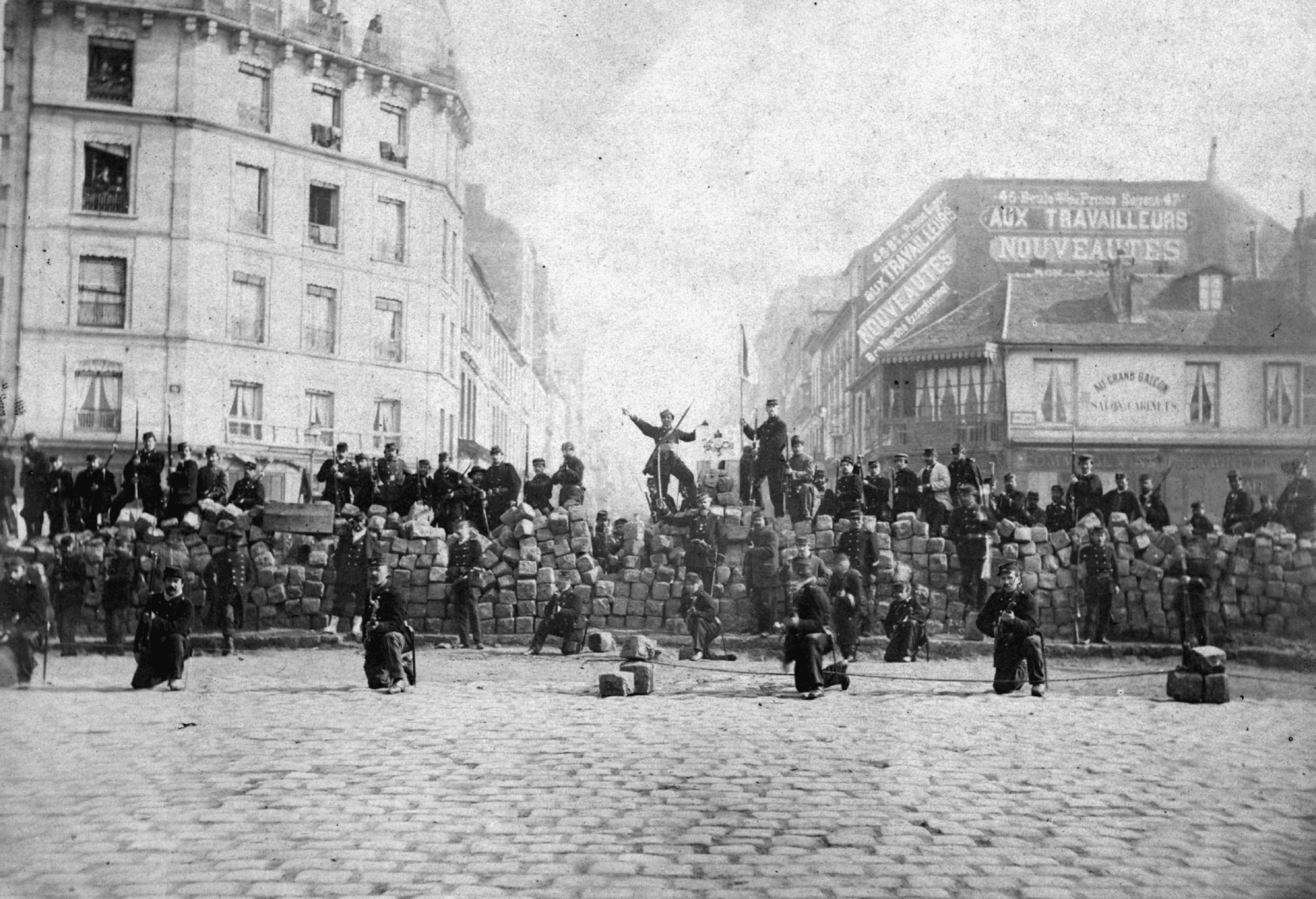 Barrikade in Paris, Chaussee Menilmontan, 18 März 1871, picture-alliance / akg-images