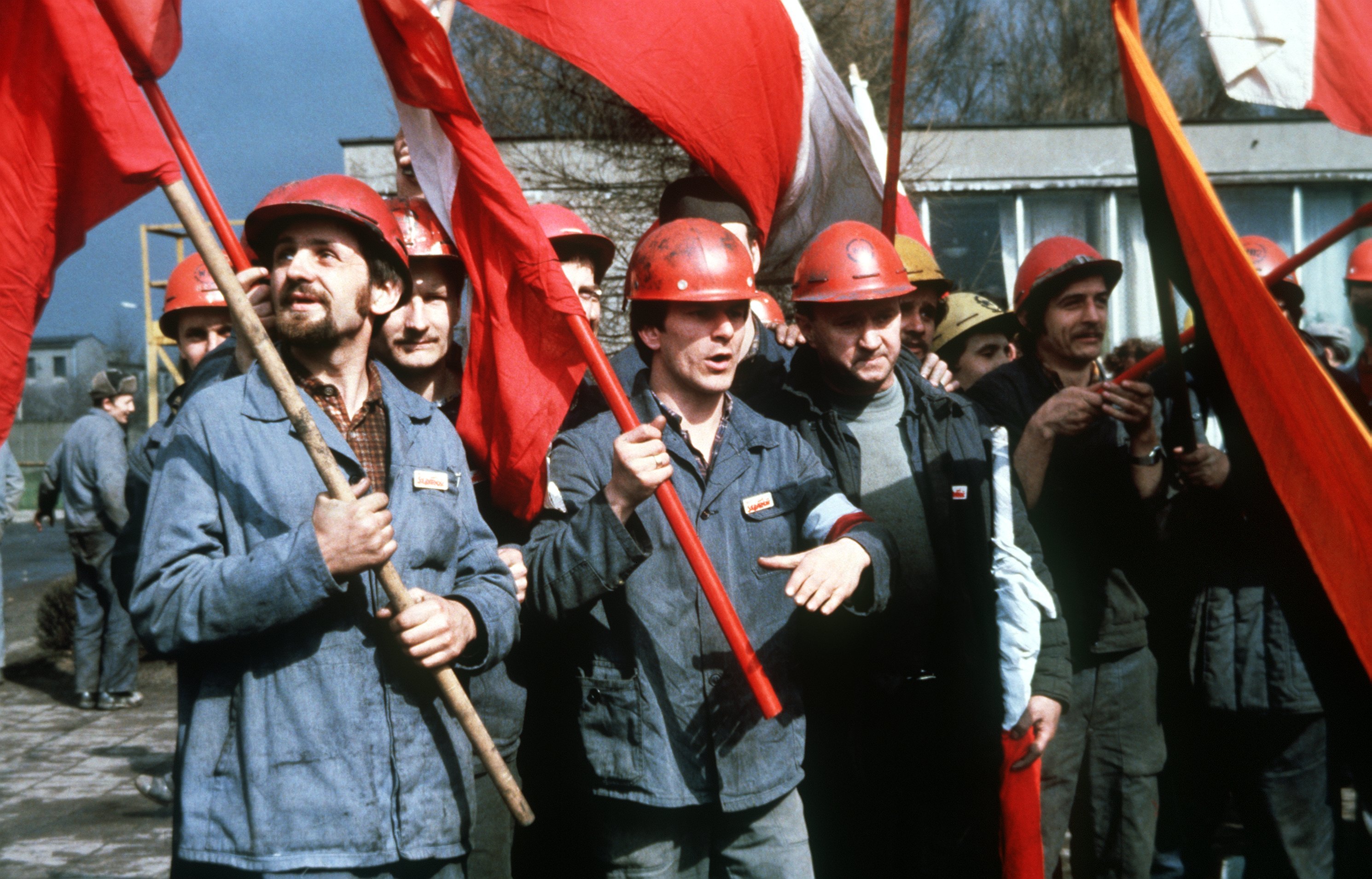 Arbeiter der Warschauer Hüttenwerke mit polnischen Flaggen während eines vierstündigen Warnstreiks am 27. März 1981, picture-alliance / dpa