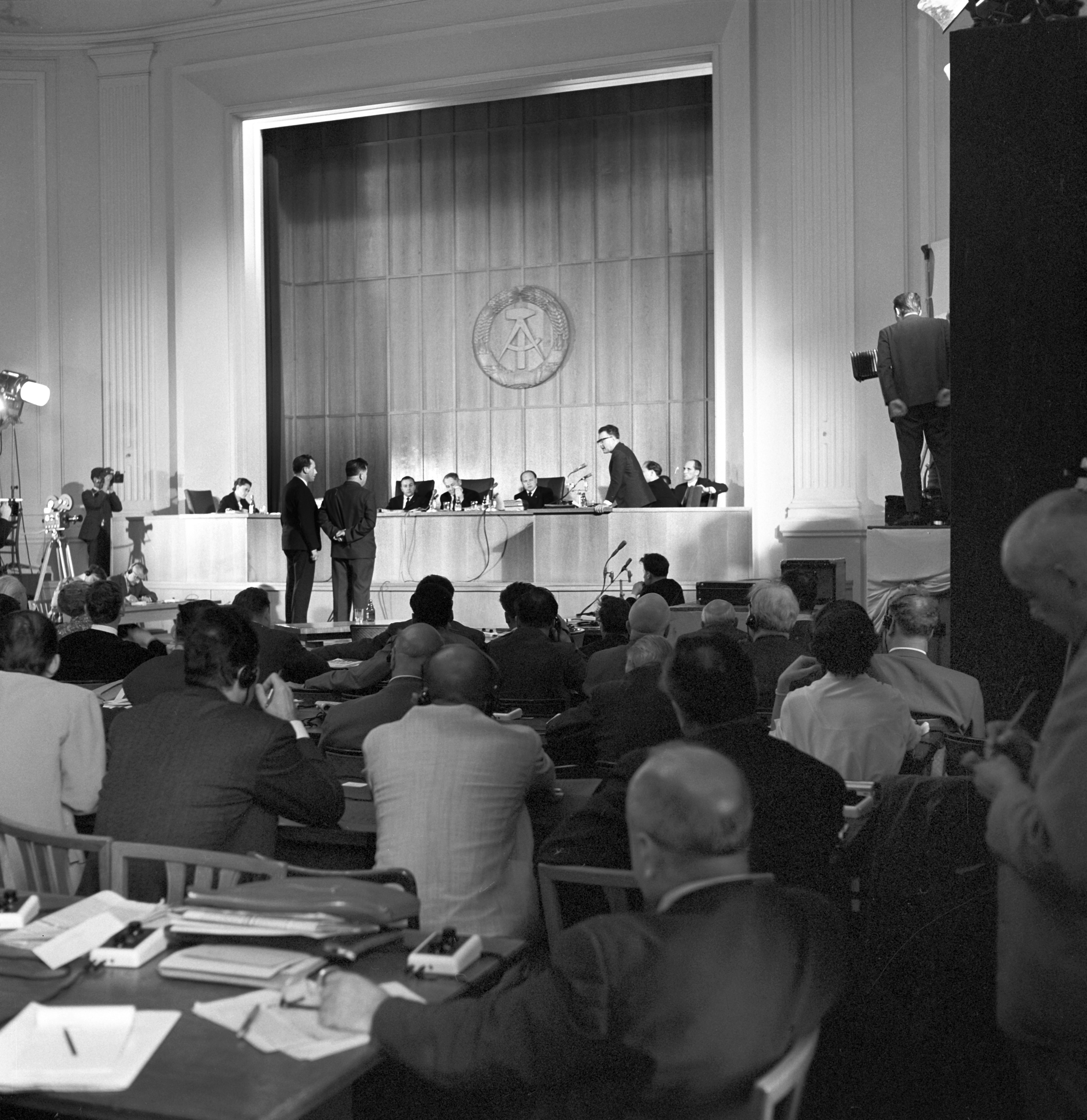Blick in den Situngssaal des ersten Strafsenats des obersten Zonengerichts in Ost-Berlin am 16.07.1963 während des Schauprozesses, picture alliance / Günter Bratke