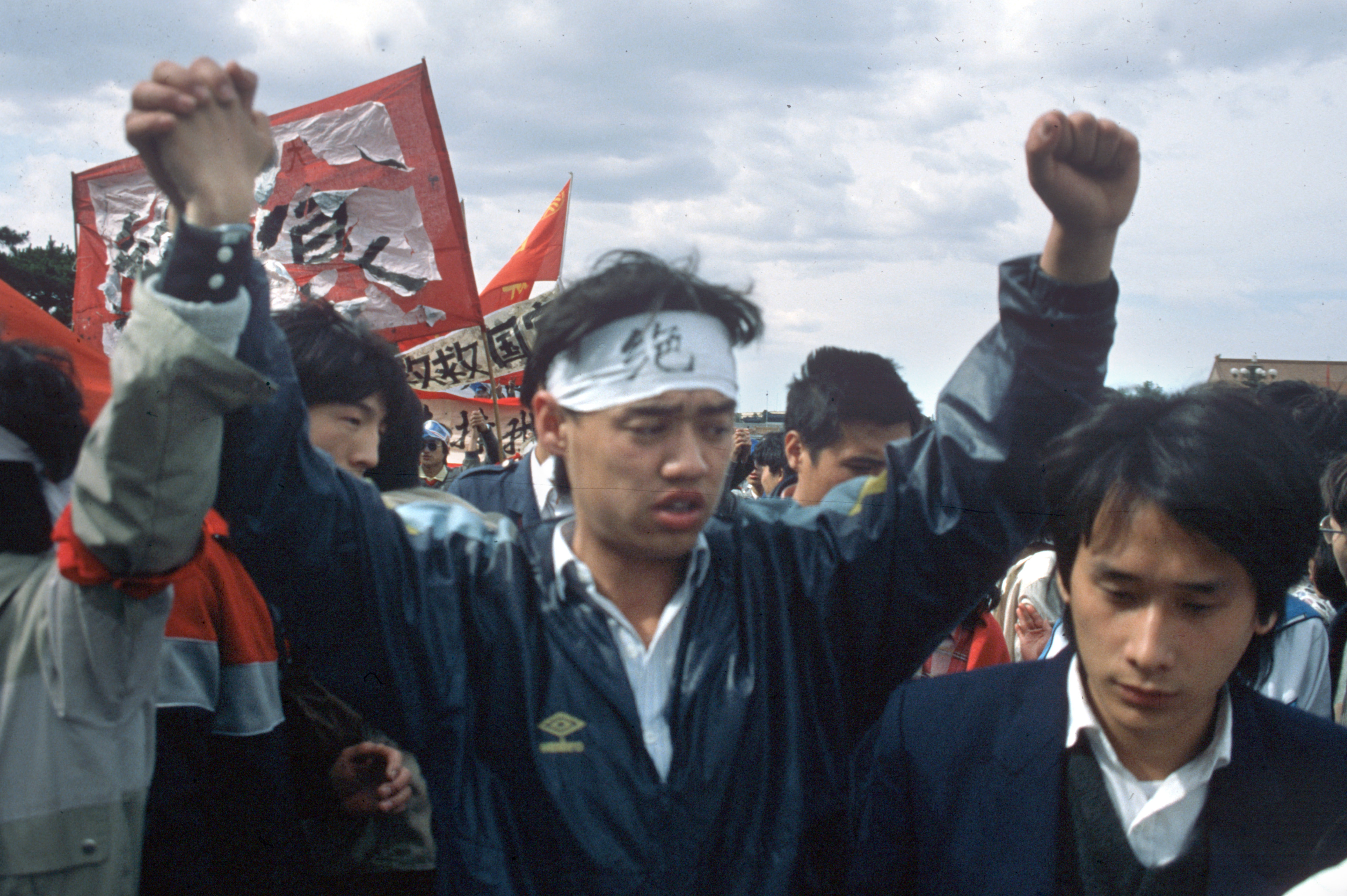 Der Studentenführer Wuer Kaixi demonstriert am 13.05.1989 auf dem Tiananmen, auf dem Stirnband stehen die Zeichen "Jueshi" (Hungerstreik), picture alliance / dpa