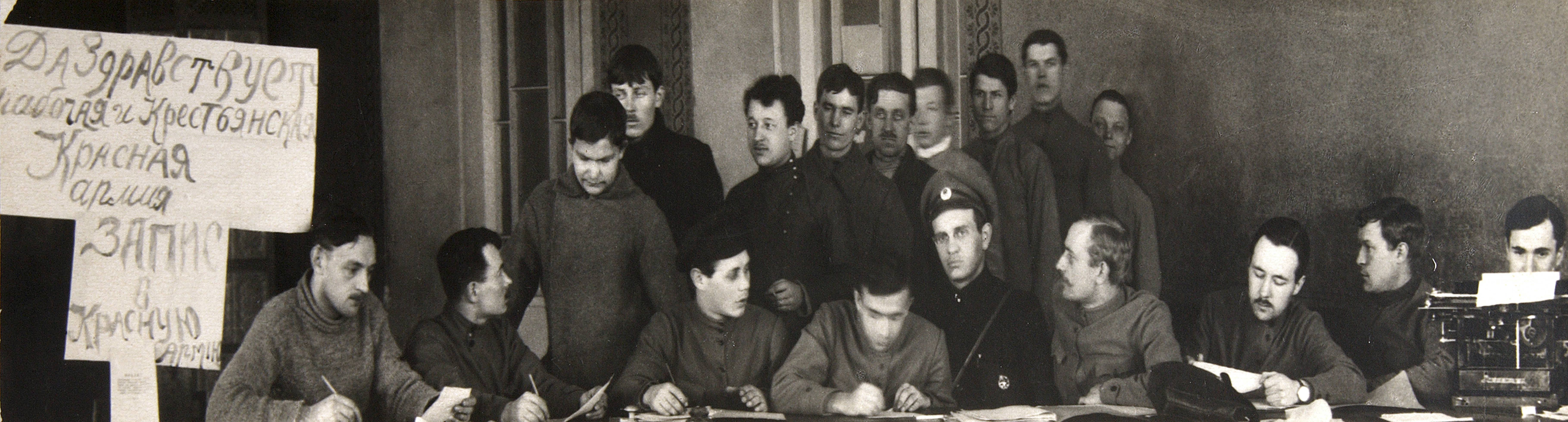 Freiwillige registrieren sich für die Rote Armee zu Beginn des russischen Bürgerkrieges 1918, picture alliance/Heritage Images