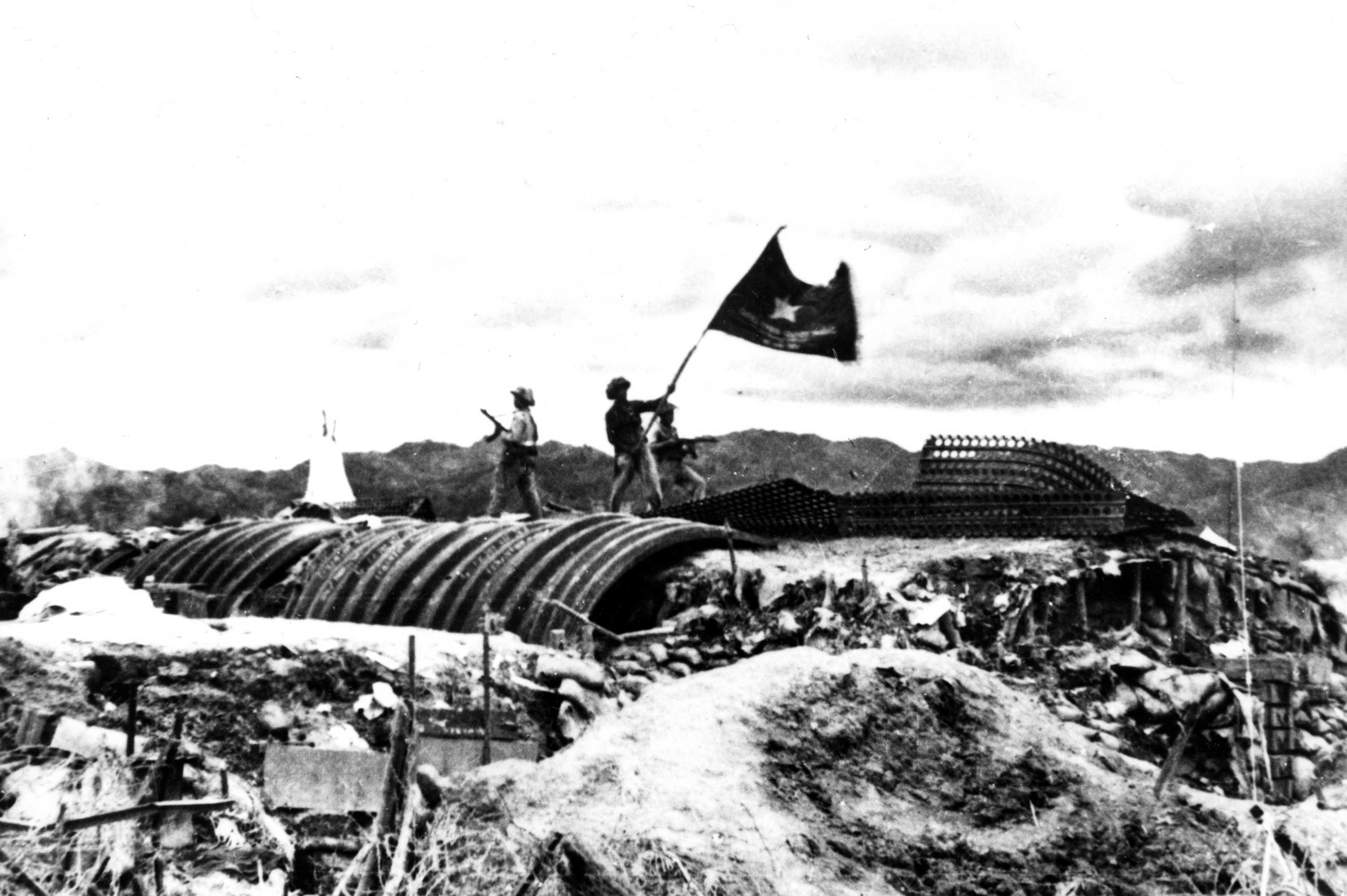 Viet Minh Truppen mit vietnamesischer Flagge auf eroberten französischen Gefechtsstellungen, Dien Bien Phu, Mai 1954, picture alliance / CPA Media Co. Ltd