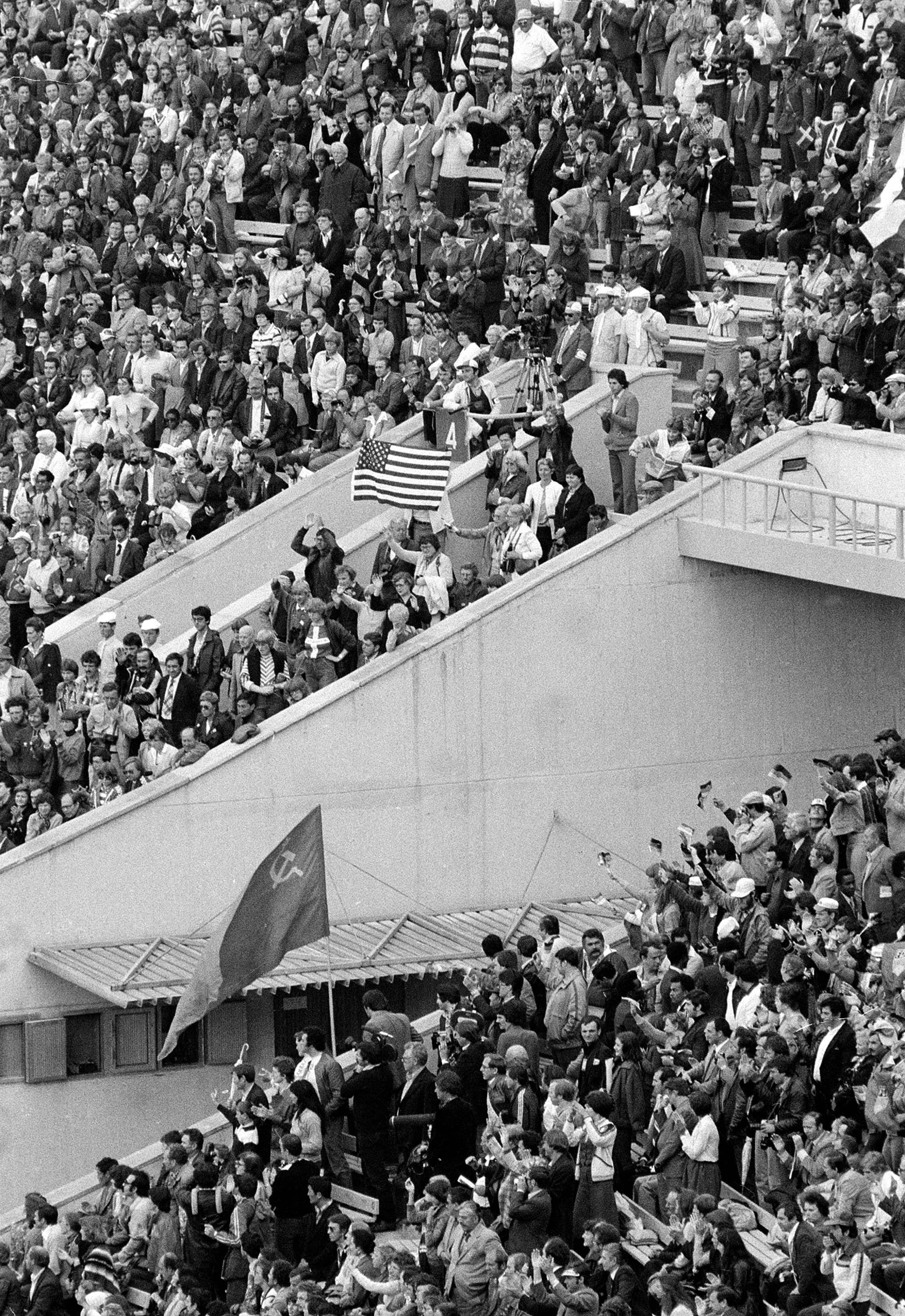 US- und Sowjetflagge bei Eröffnungszeremonie der olympischen Spiele in Moskau, Leninstadion Moskau, 18. Juli 1980, picture alliance / ASSOCIATED PRESS