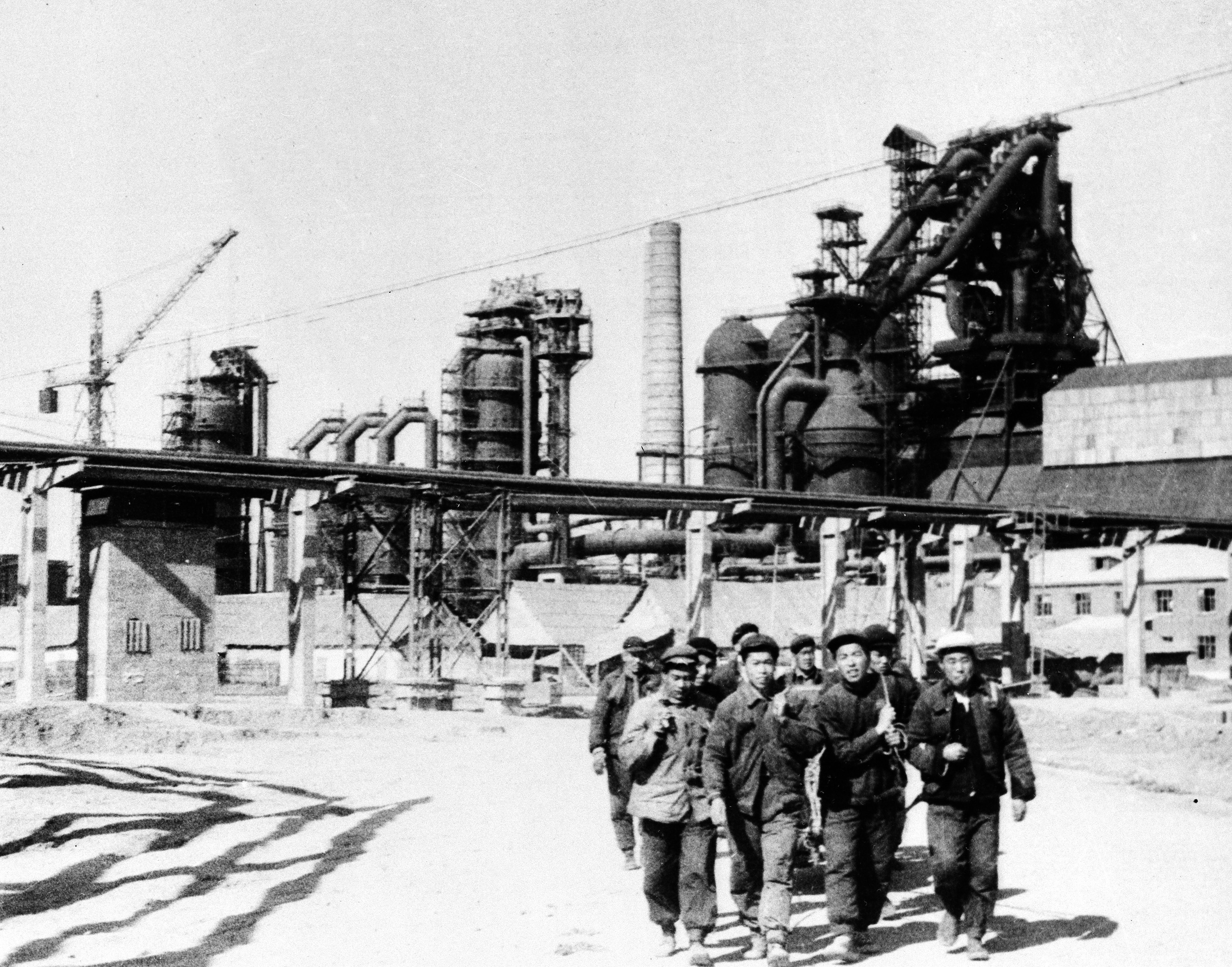 Arbeiter vor erstem Hochofen eines neuen Stahlwerks, Wuhan, 6. März 1959, picture alliance / AP Images
