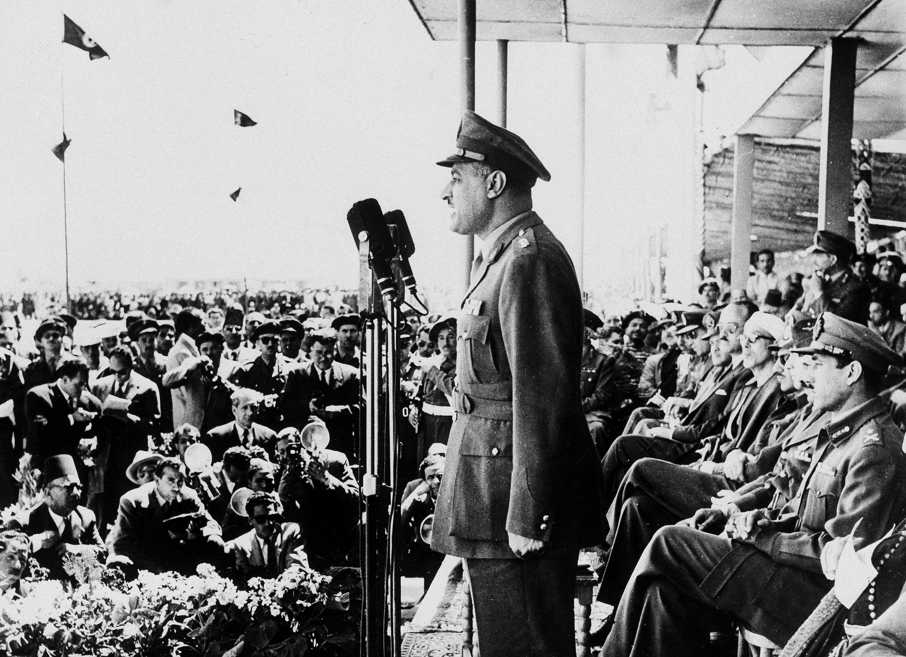 Rede von Gamal Abdel Nasser vor ägyptischen Truppen anlässlich des Hissens der ägyptischen Flagge über Shalupa (Suez Kanal Zone), 22. März 1955, picture alliance / AP Images