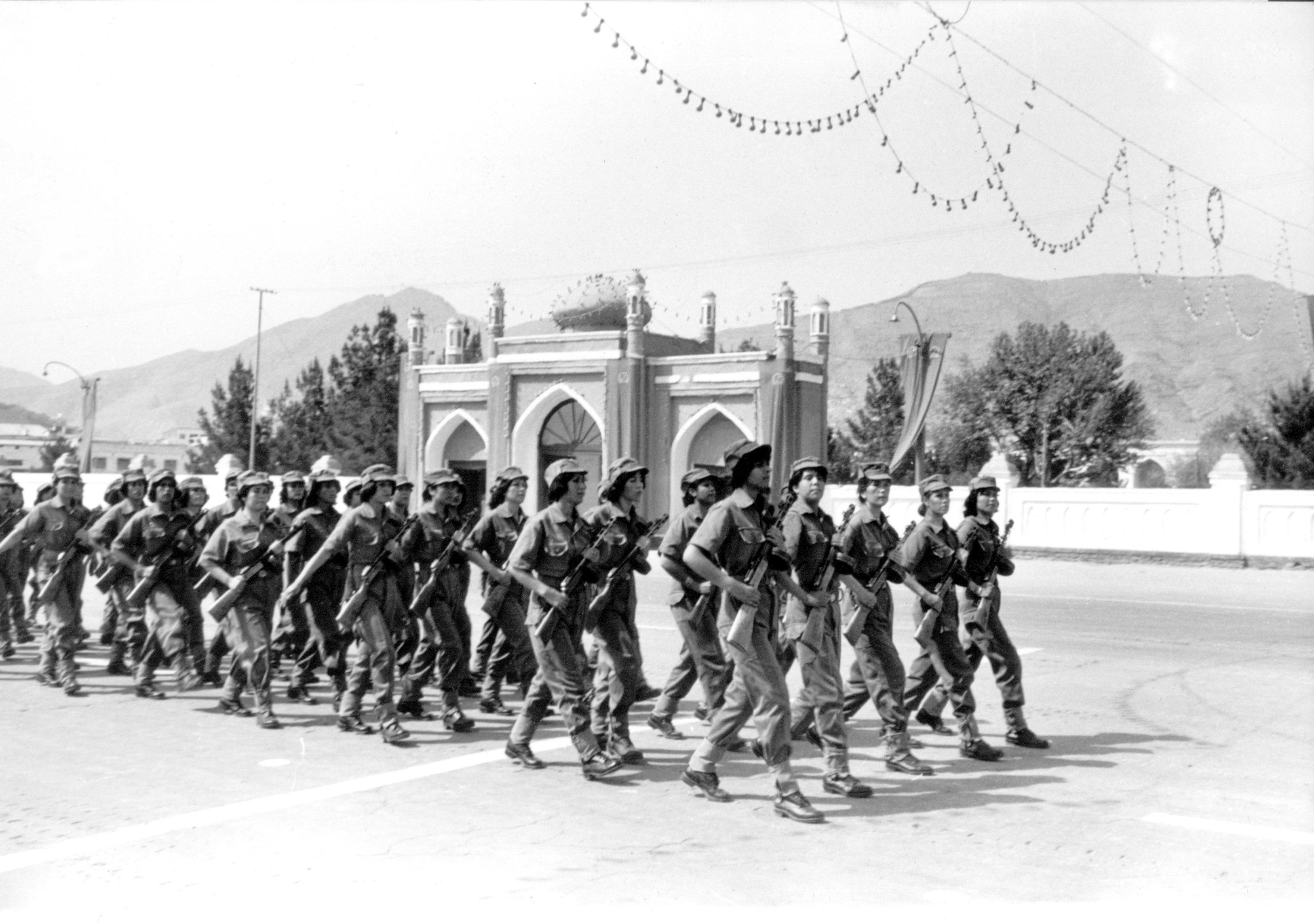 Eine Gruppe junger afghanischer Soldatinnen feiert am 27. April 1979 in Kabul den ersten Jahrestag der April-Revolution, picture-alliance / dpa