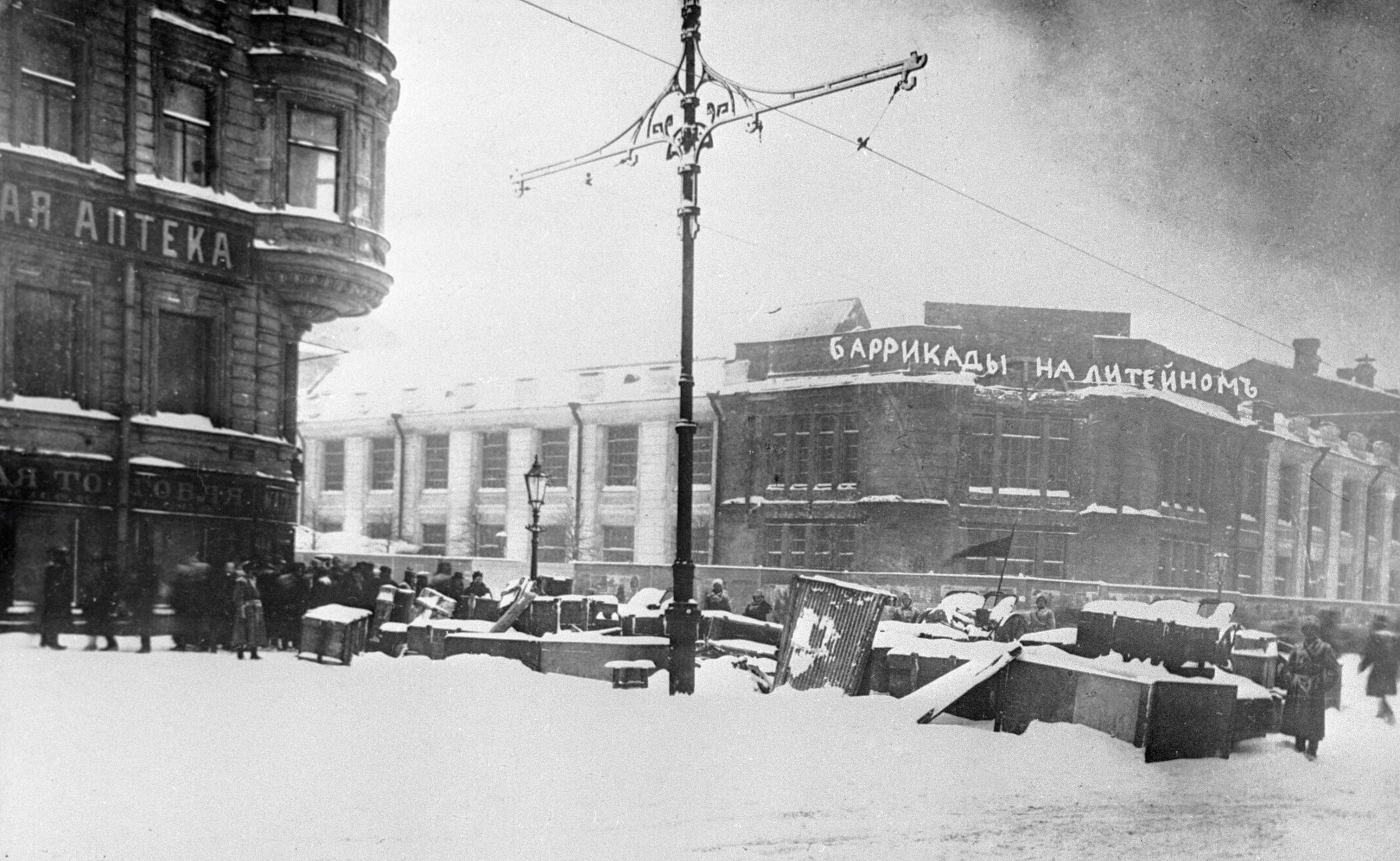 Barrikade während der Februarrevolution in St. Petersburg auf der Liteiny, picture alliance / dpa