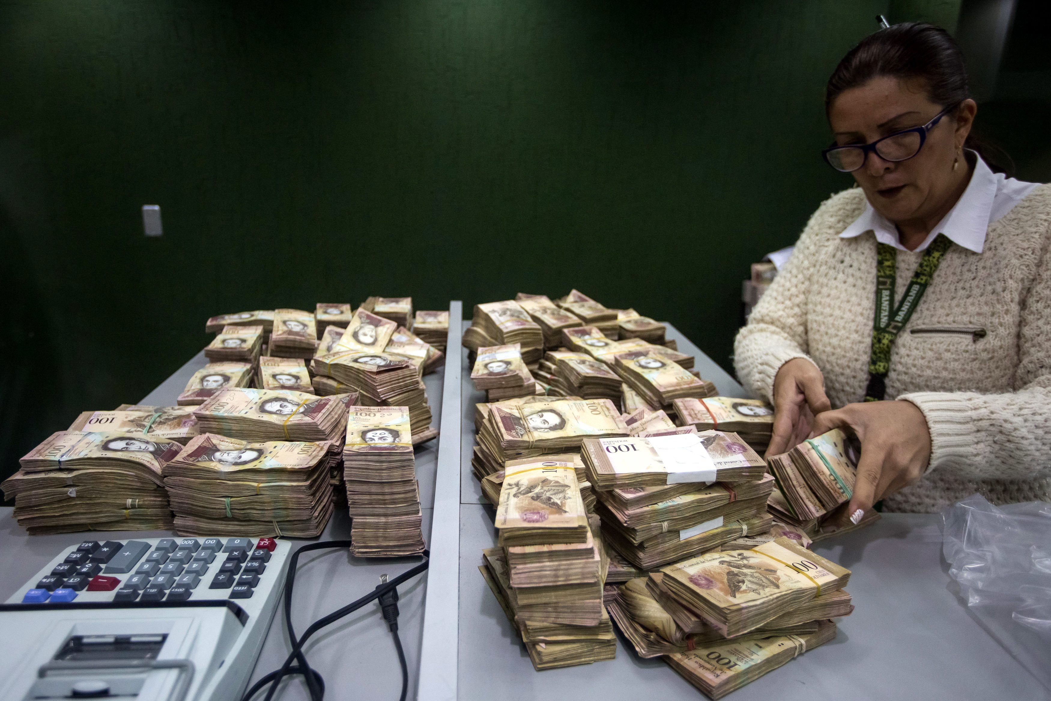Hyperinflation in Venezuela, 100 Bolivarschein wird am 15. Dezember 2016 abgeschafft, Bankangestellte, Caracas, Venezuela, 13. Dezember 2016, picture alliance / dpa 