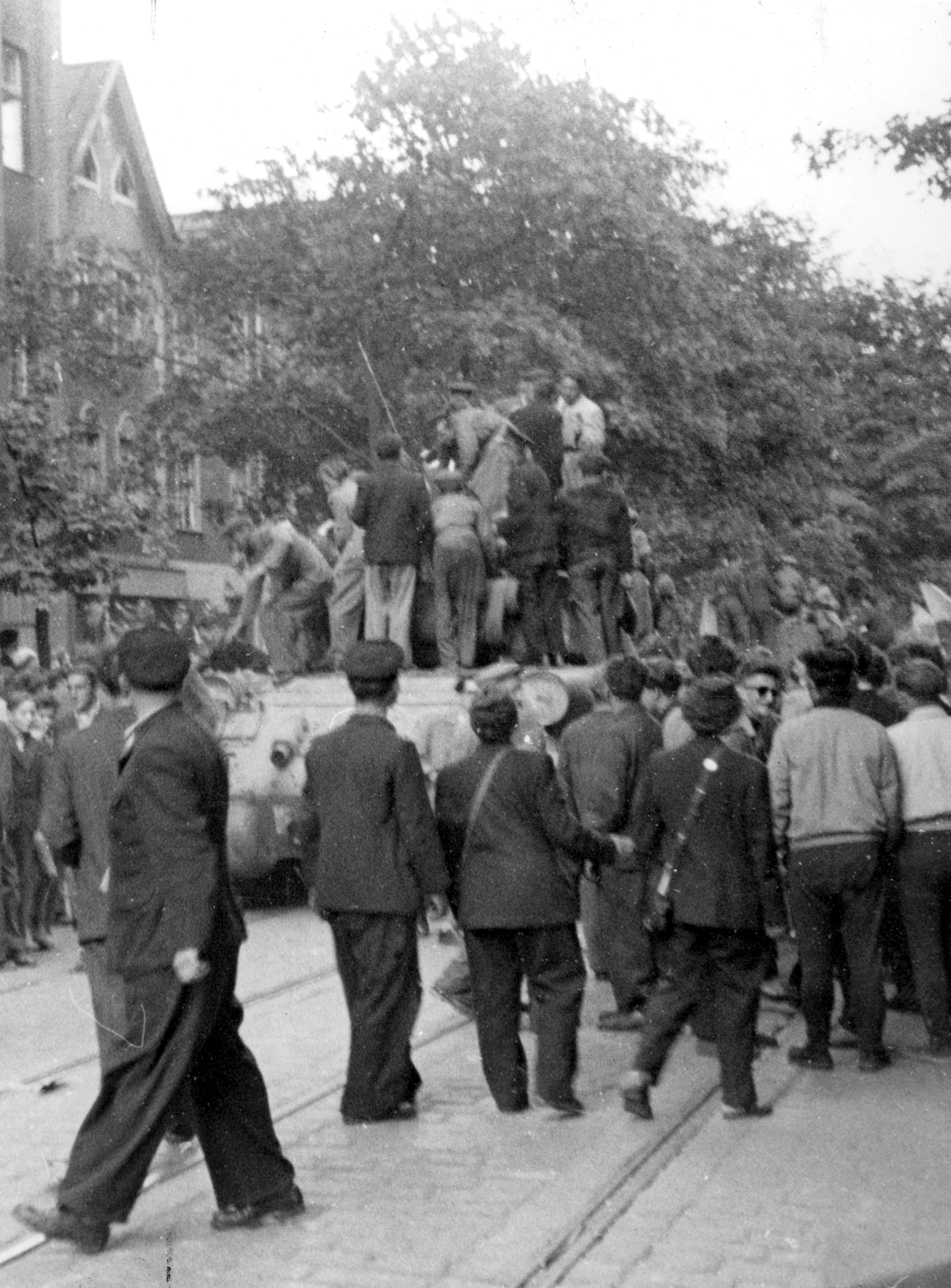 Aufständische in Posen sind mit ihren Waffen auf einen sowjetischen Panzer geklettert, Posen 1956, picture-alliance/ dpa